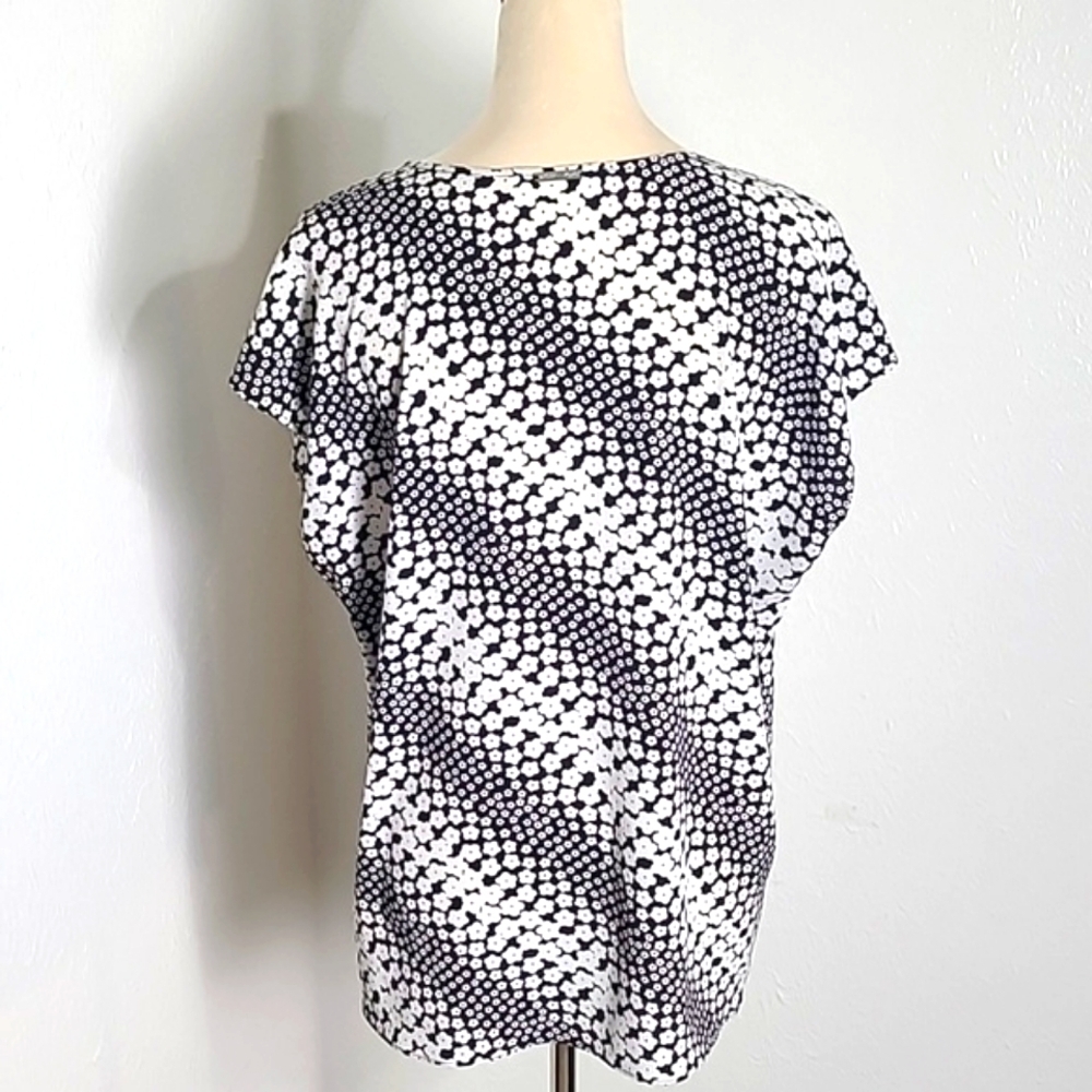 Michael Kors Black & White Floral Sleeveless Blouse, Front Curved Flap, Sz Large - Picture 7 of 10
